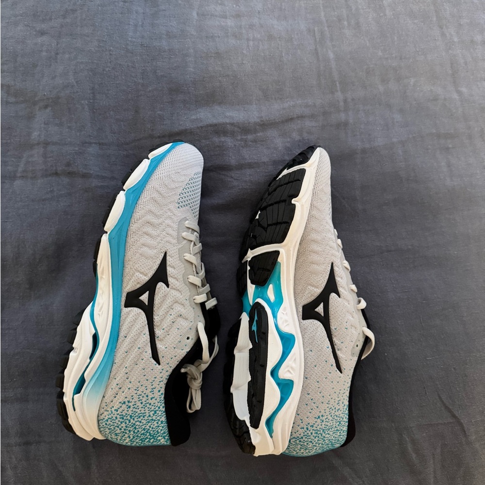 Mizuno Wave Inspire 16 size 8.5- Gray and - Picture 3 of 5